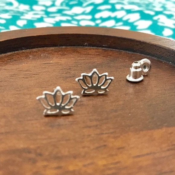 Chic silver lotus flower🌸earrings! - Picture 5 of 7